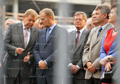 Zawieszenie wiechy na budowanym stadionie PGN Arena...