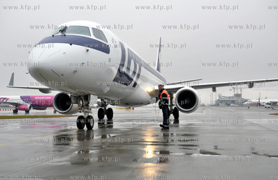 Uroczystosc powitania 2 milionowego pasazera na lotnisku...