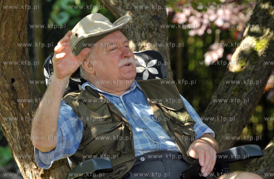 Lech Walesa w ogrodzie swojego domu na ul. Polanki...