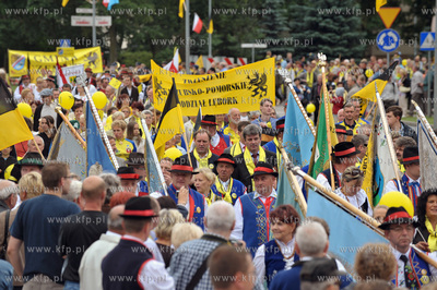 XIII Swiatowy Zjazd Kaszubow w Leborku. Barwny korowod...