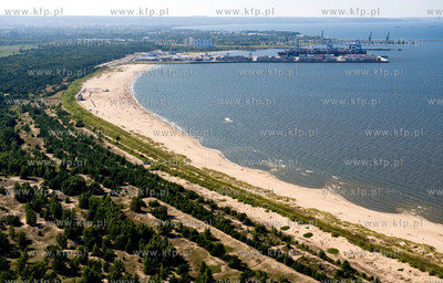 Zdjecia lotnicze plazy w Gdansku Stogach. W oddali...
