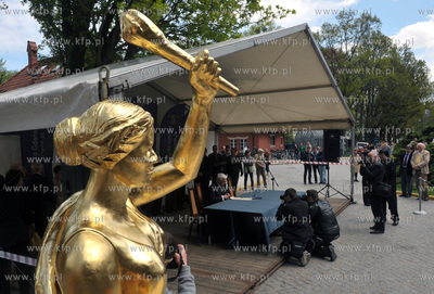 Uroczystosci symbolicznego umieszczenia aktu pamiatkowego...