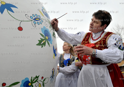 Wielkanocna dwumetrowa pisanka w Zukowie na Kaszubach....