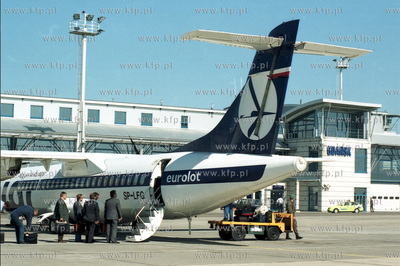 Samolot ATR-72 Polskich Lini Lotniczych na lotnisku...