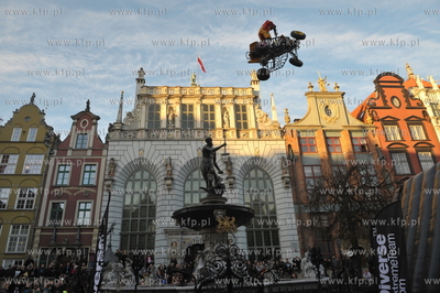 Skoki na quadzie i skutrze snieznym nad fontanna Neptuna...