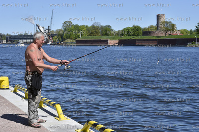Gdańsk Nowy Port. Na nabrzeżu wędkarz Wiesław Rembisz...