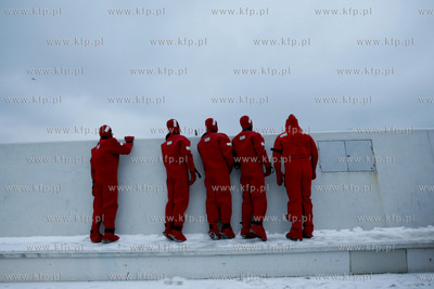 Marynarze, przygotowujacy sie do pracy na morzu przechodza...
