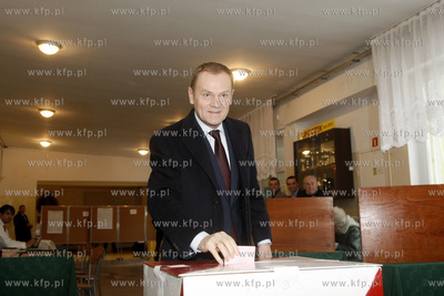 Sopot. Premier Donald Tusk oddaje glos w II turze wyborow...