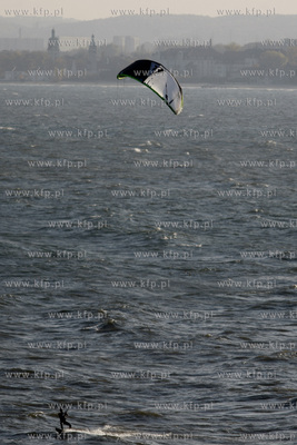 Gdynia Orlowo. Kitesurfing.
25.10.2011
fot. Krzysztof...