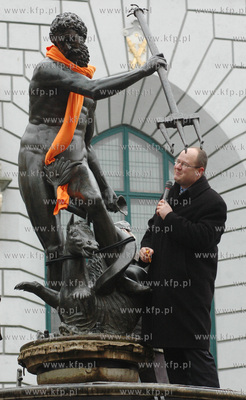 Prezydent Gdanska Pawel Adamowicz wiesza pomaranczowy...