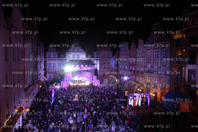 Cala Polska spiewa koledy, koncert na Dlugim Targu...