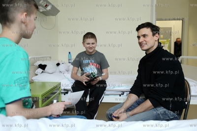 Aktor Mateusz Damięcki odwiedził dzieci w Klinice...