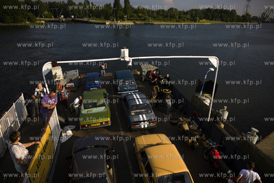 Jedne z ostatnich przepraw przez Martwą Wisłe promem...