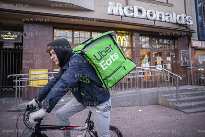 Dostawca jedzenia z Uber Eats pod restauracją McDonalds...