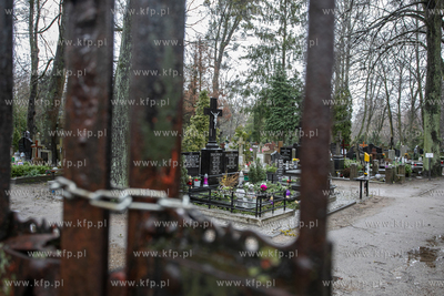 Z powodu silnego wiatru zamknięto cmentarz w Gdańsku...