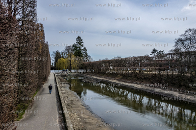 Oczyszczanie Łabędziego Stawu w Parku Oliwskim z...