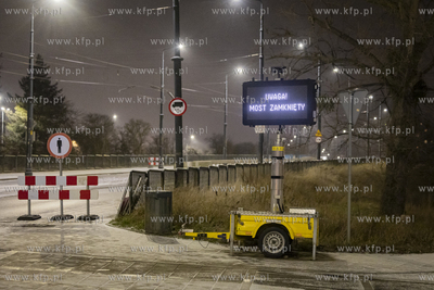 Most Siennicki.został zamknięty dla ruchu kołowego,...