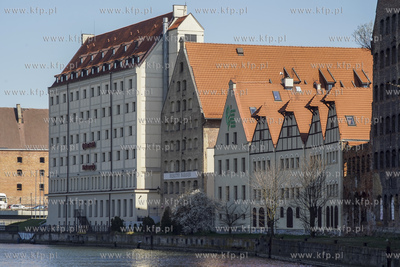 Gdańsk. Wyspa Spichrzów. Stare spichlerze oraz odrestaurowane...
