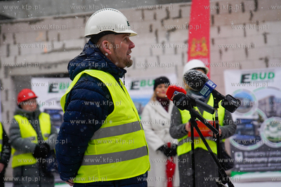 Piecki - Migowo. Zawieszenie wiechy na budowanej szkole...