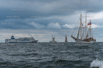 Zlot żaglowców Baltic Sail w Gdańsku. Parada jedostek...