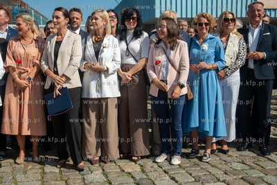 Gdańsk. Plac Solidarności. Symboliczne otwarcie bramy...