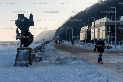 Zimowa Gdynia. Rzeźba Ryby i widok na Bulwar Nadmorski....