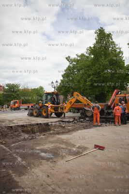 Pekniecie rury wodociagowej obok Domu Prasy na Targu...