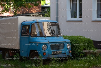 Gdańsk, Wrzeszcz, ul. Partyzantów. Nz. Samochód...