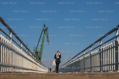 Gdańsk. Kładka przy przystanku SKM Gdańsk Stocznia....