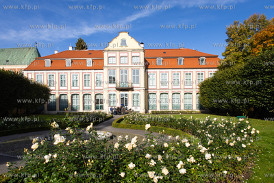 Gdańsk.  Jesienny Park Oliwski. Nz. Pałac Opatów....