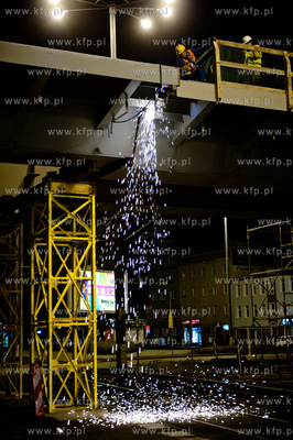 Gdansk - Wrzeszcz. Montaz kolejnych elementow estakady...