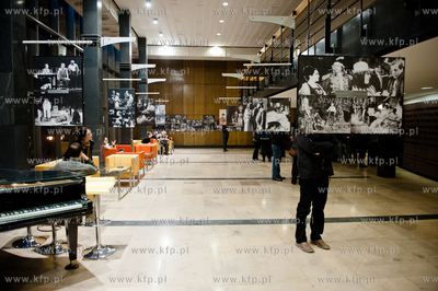 Gdansk. Teatr Wybrzeze. Wystawa zdjęć przygotowana...