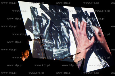 Gdansk. Centrum Sw. Jana. Swiatowa premiera performensu...