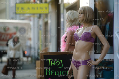 Gdansk. Ul. Panska. Szyldy i reklamy znadujacych sie...