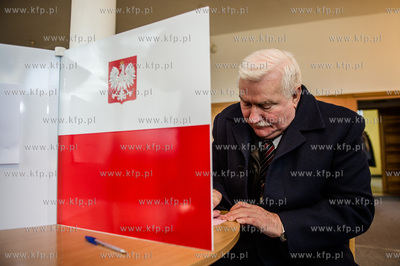 Gdansk. Oliwa. Druga tura wyborow samorzadowych. Glosuje...