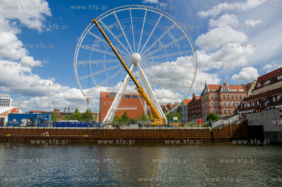 Gdansk. Montaz kola widokowego na Wyspie Spichrzow.
18.05.2015
fot....