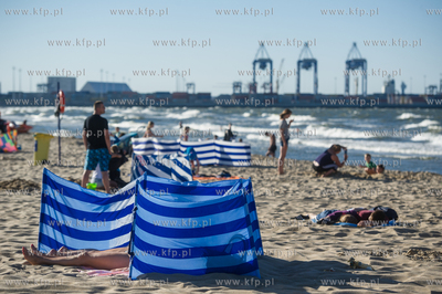 Gdansk. Letni wypoczynek na plazy miejskiej Stogi....