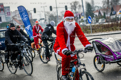 Gdansk. Mikolaje na rowerach jada dla Wielkiej Orkiestry...