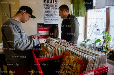 Gdansk. Kawiarnia Fusy i Mietusy. Tysiace Winyli na...