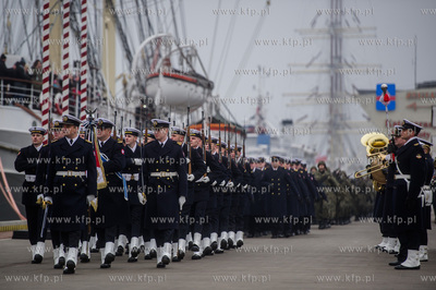 Gdynia. Nabrzeże Pomorskie. Uroczysta przysięga wojskowa...