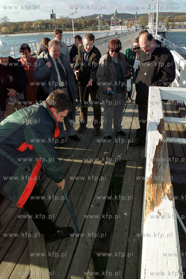 Prezydent Sopotu Jacek Karnowski odbija deske na sopockim...