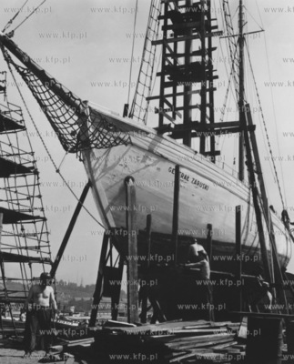 Remont zaglowca General Zaruski w stoczni gdynskiej...