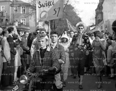 Studenckie Juvenalia w Sopocie. Korowod studentow na...