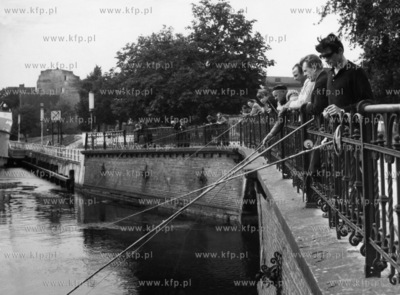 Wedkarze na ul Wapienniczej na moscie nad ujsciem kanalu...