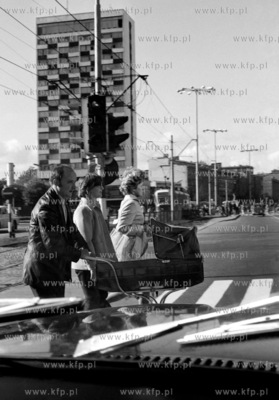 Przejscie dla pieszych przez z przystanku tramwajowego...