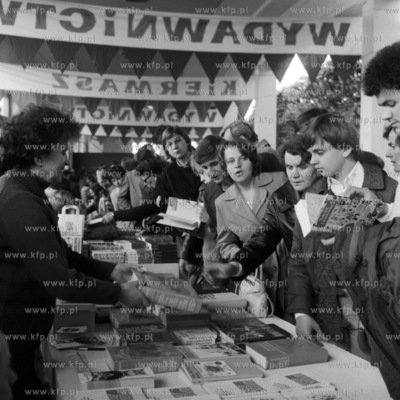 Kiermasz ksiazek na molo w Sopocie. 30.05.1976 7maj76_z.kosycarz_p69...