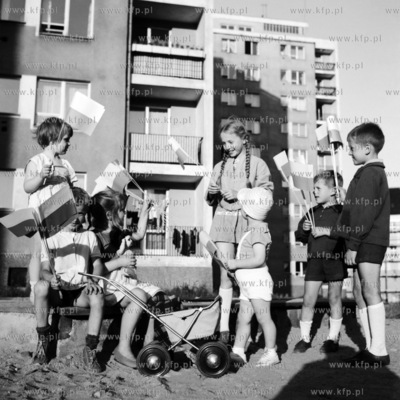 Dzieci stoja z bialo-czerwonymi choragiewkami. 196200007063zFot....