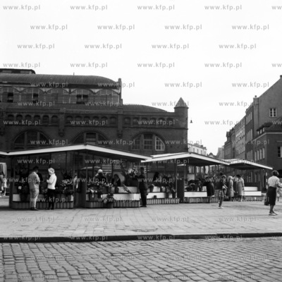 Stragany z kwiatami na placu przed Hala Targową przy...