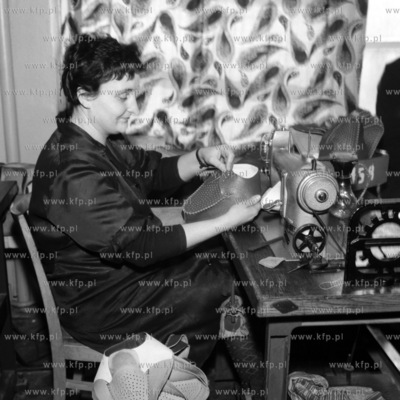 Linia produkcyjna w zakładzie obuwniczym.
03.1967
0000558z_marzec1967
Fot....