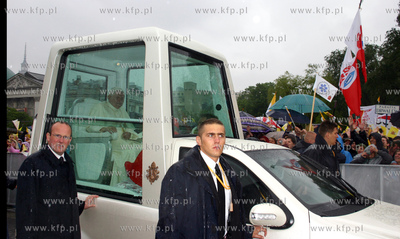 Wizyta papieza Benedykta XVI w Polsce. Papamobile wjezdza...